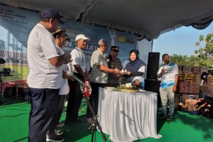 Wabup Rober Christanto serahkan tumpeng pada Direksi RS PKU